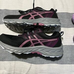ASICS size 9.5 Gel Venture 9 Like New